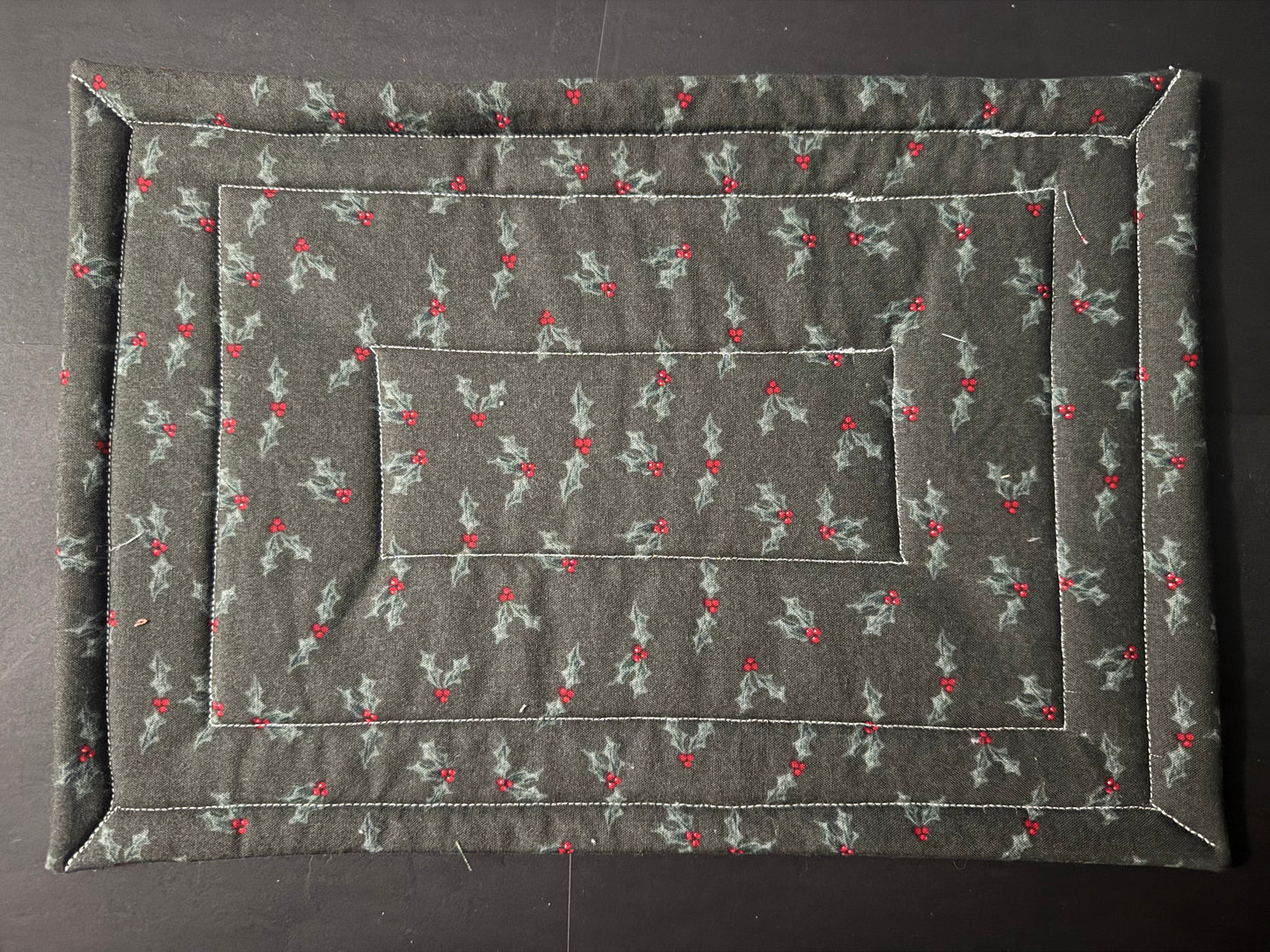 Classic Christmas Holly Trivet